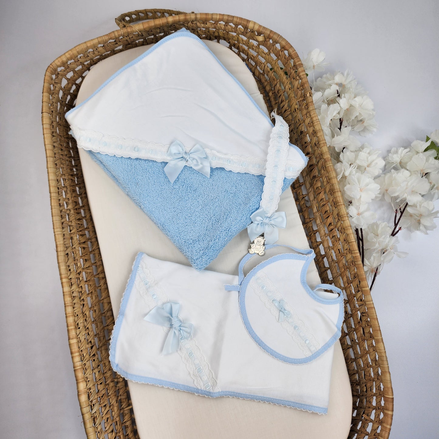 Set Toalla, babero, porta chupete, hombrera