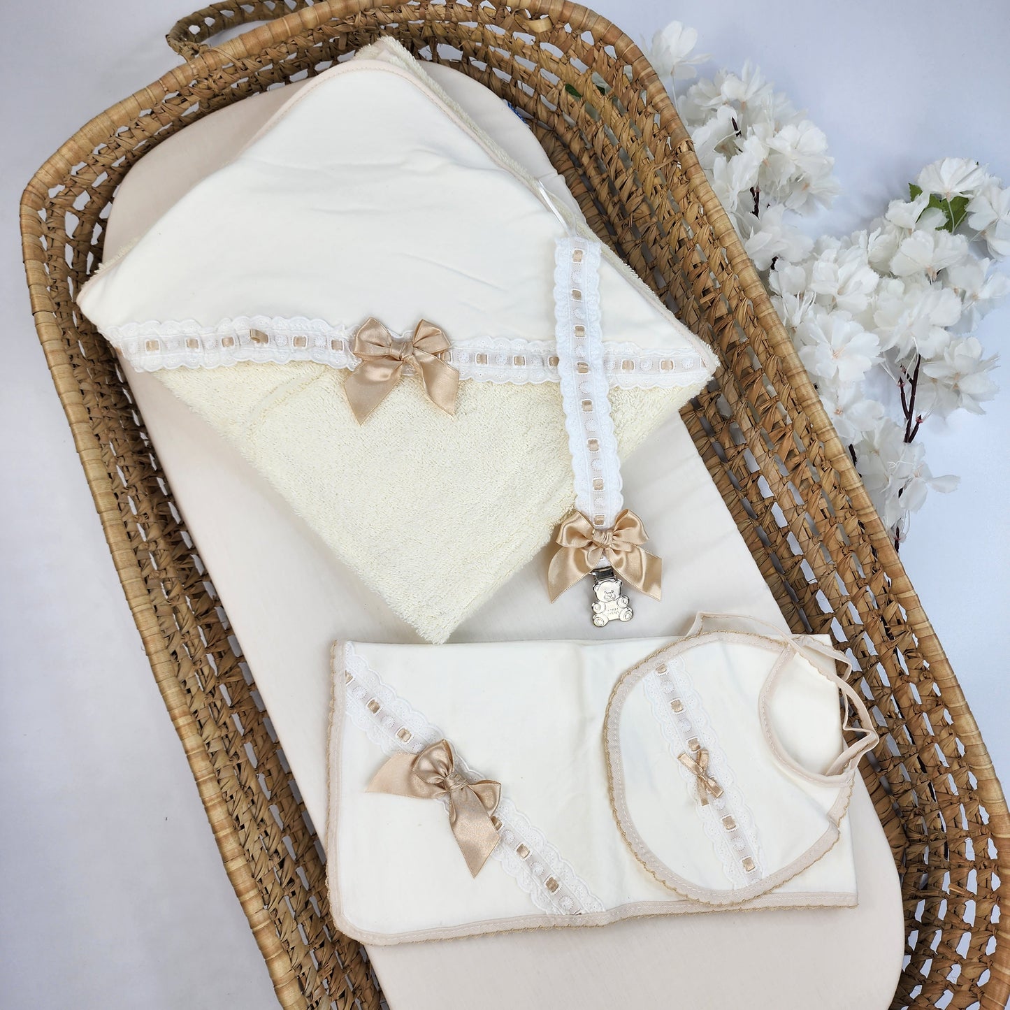 Set Toalla, babero, porta chupete, hombrera
