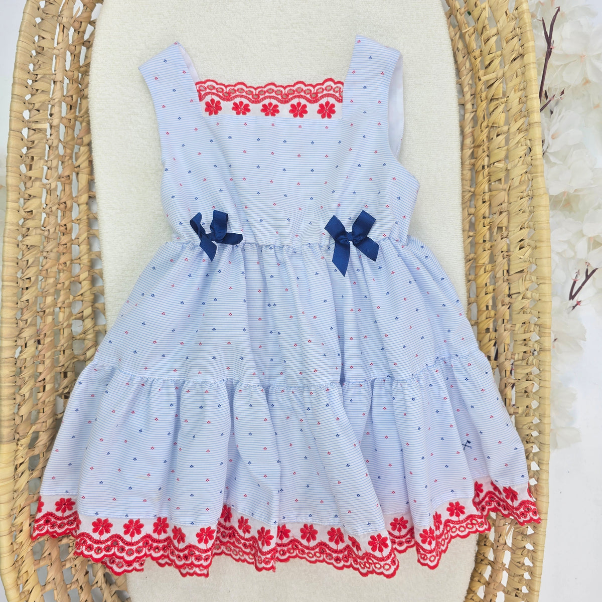 Vestido azul con borde rojo y lacitos azules 291404V